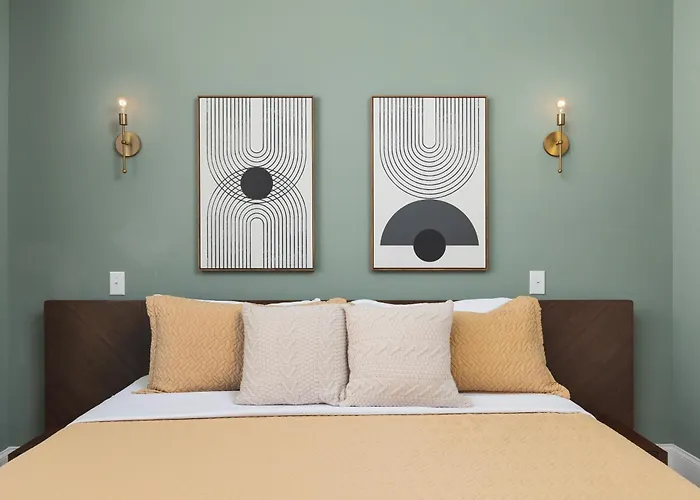 Luxury Design, Close To Broadway - 4 Beds, 2 Bedrm