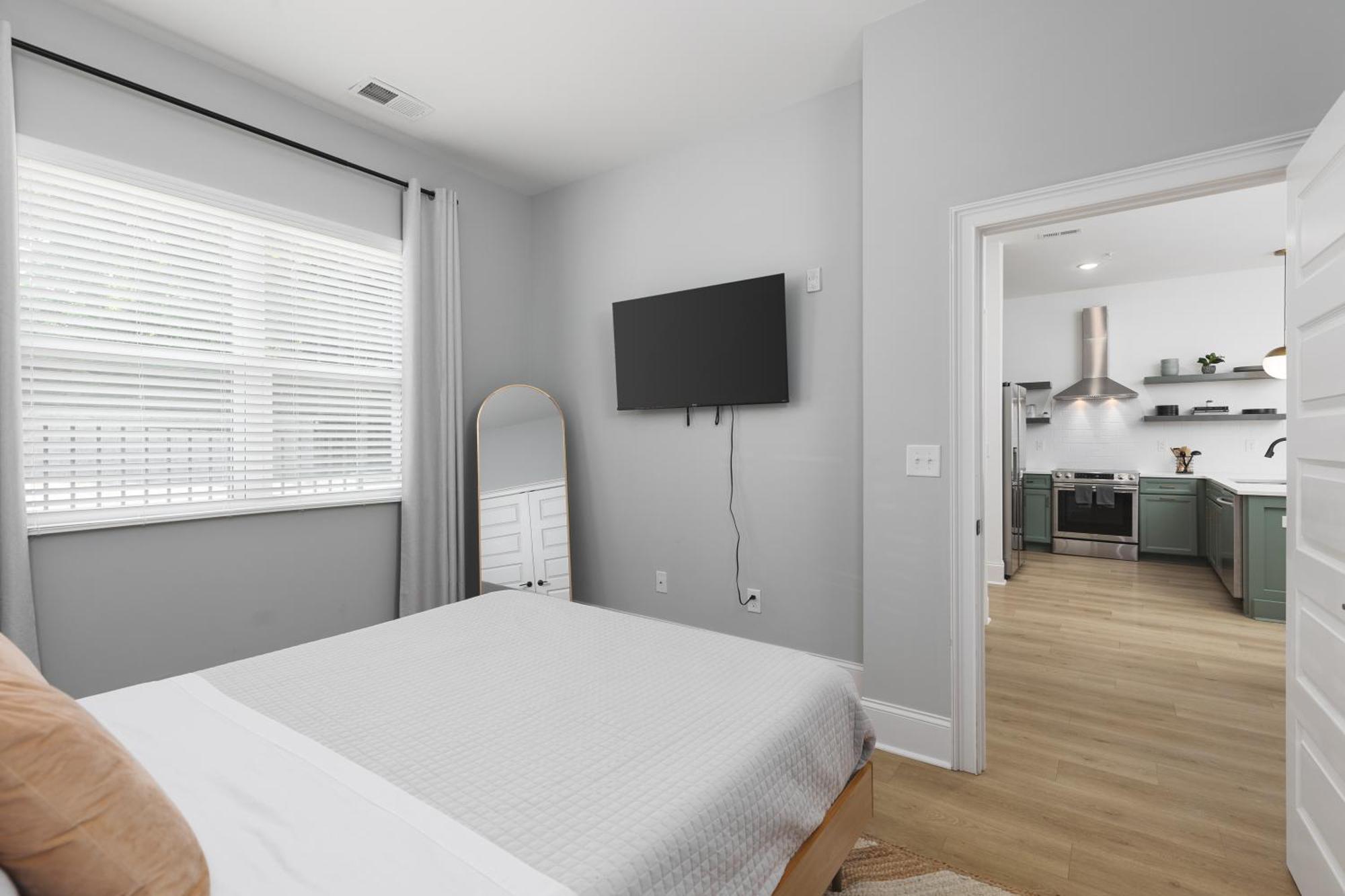 Luxury Design, Close To Broadway - 4 Beds, 2 Bedrm *